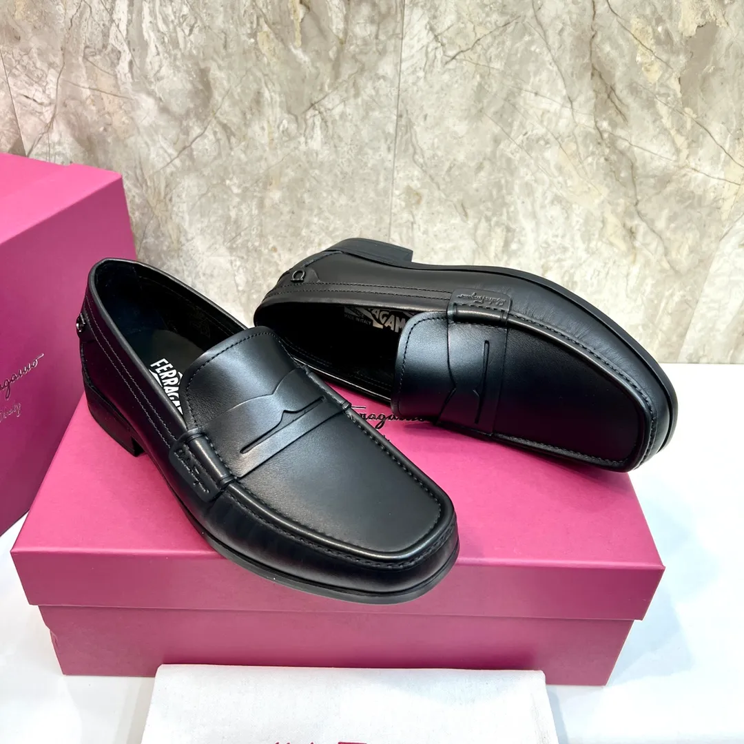 Original quality P780 Brand: Ferragamo Standard size: Men's size 39–44 (38.45 can be customized) Grade: Same style as the official website High-quality men's shoes Material: Customized first-layer calfskin with water-dyed cowhide lining Cowhide tiptoe Original non-slip and wear-resistant rubber outsole Style category: Men's formal business leather shoes are young and fashionable European and American trends British style Casual matching and comfortable feet Color: actual picture
